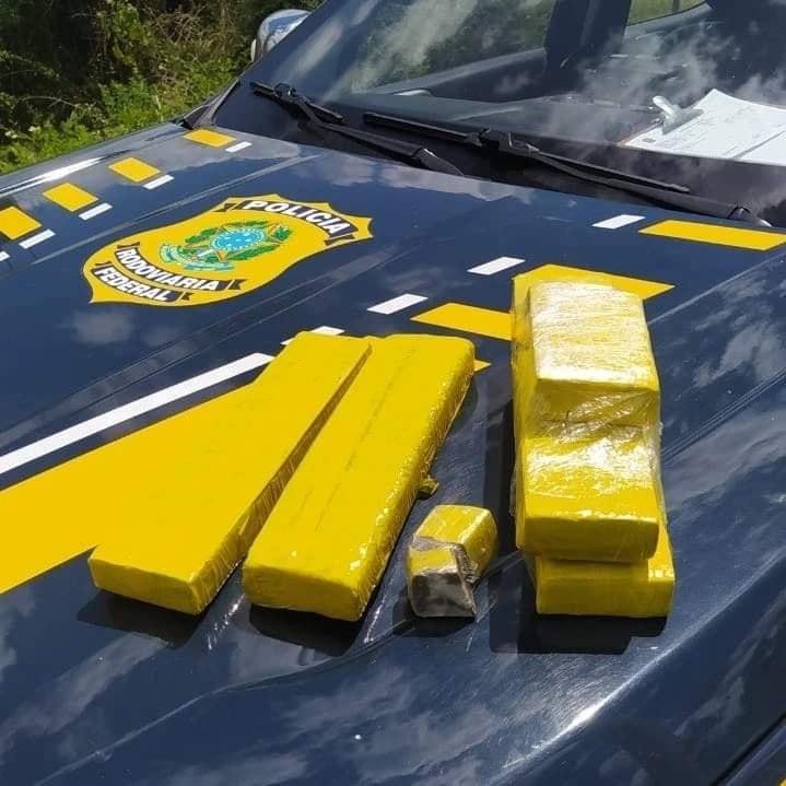 APÓS FUGA PRF PRENDE TRAFICANTE QUE FUMAVA CIGARRO DE MACONHA EM