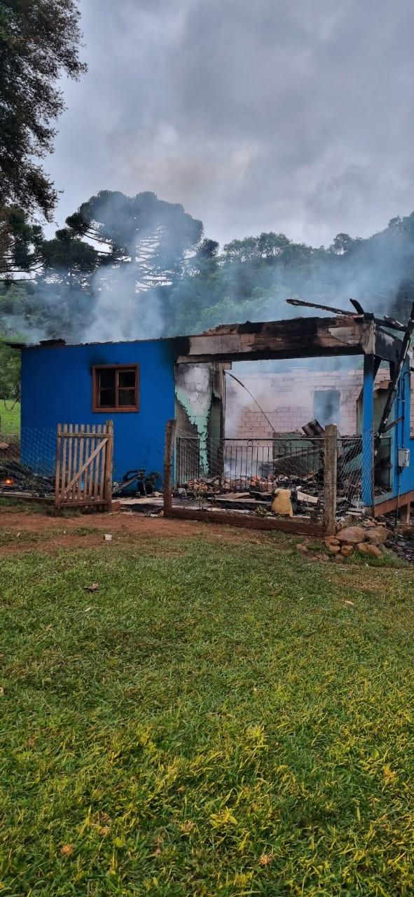 Incêndio em residência na comunidade Santa Rita Interior de Anita Garibaldi SC