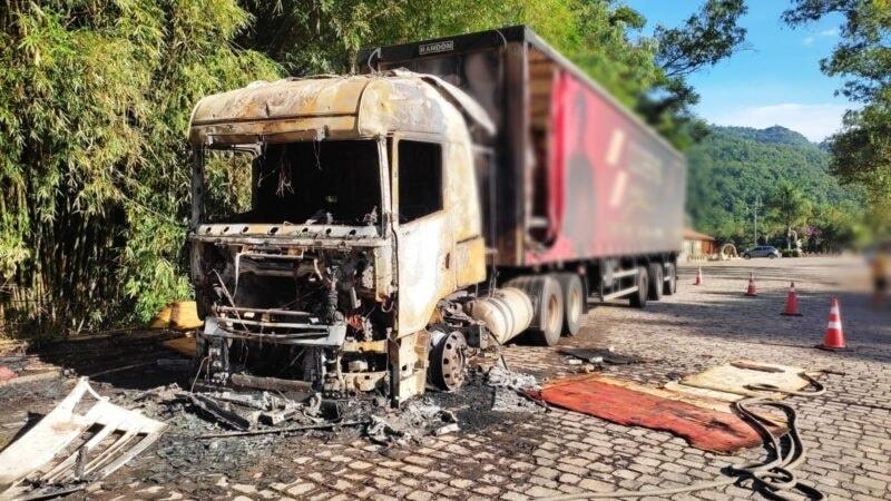 Caminhão é consumido por incêndio na ERS-122, em Antônio Prado