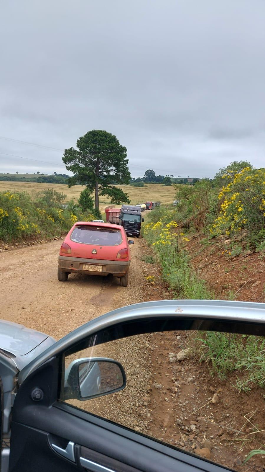 Carreta interrompe trânsito na RS 456 em Pinhal da Serra e Esmeralda