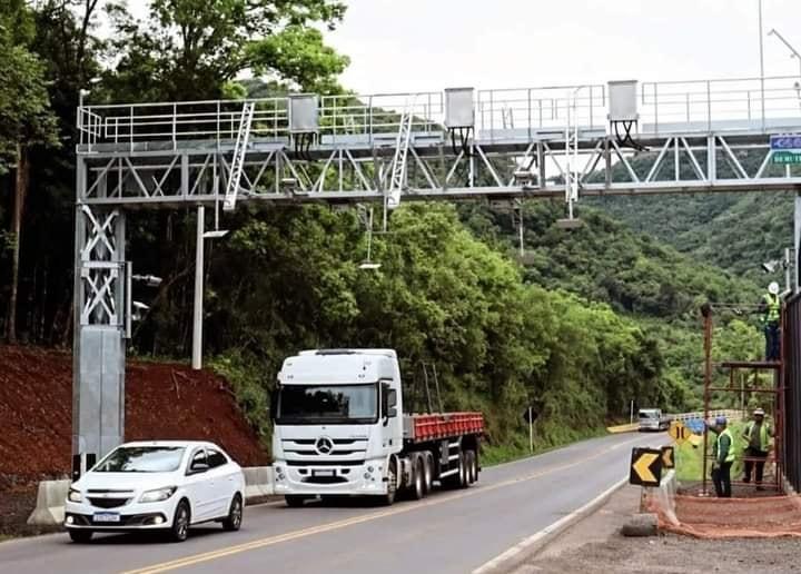 Montagem do terceiro pórtico do free flow esta sendo realizado nesta quarta- feira (1º), no km 6,5 da ERS-446 em Carlos Barbosa