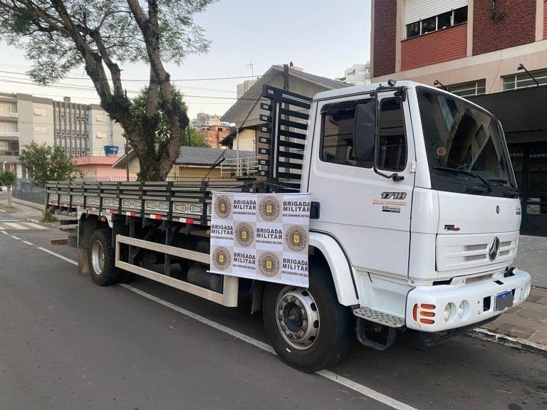 Caminhão em situação de furto é recuperado pela Brigada Militar em Farroupilha