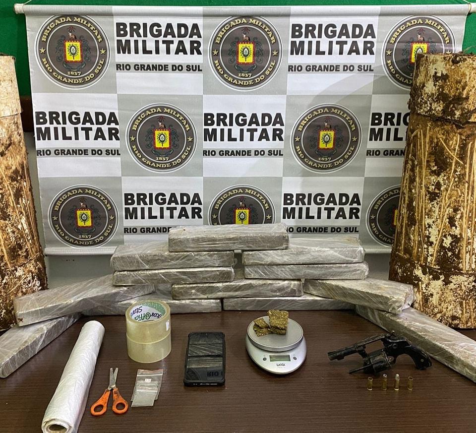 BRIGADA MILITAR PRENDE HOMEM EM POSSE DE 12 TIJOLOS DE MACONHA E UM REVÓLVER ROUBADO, EM VILA FLORES