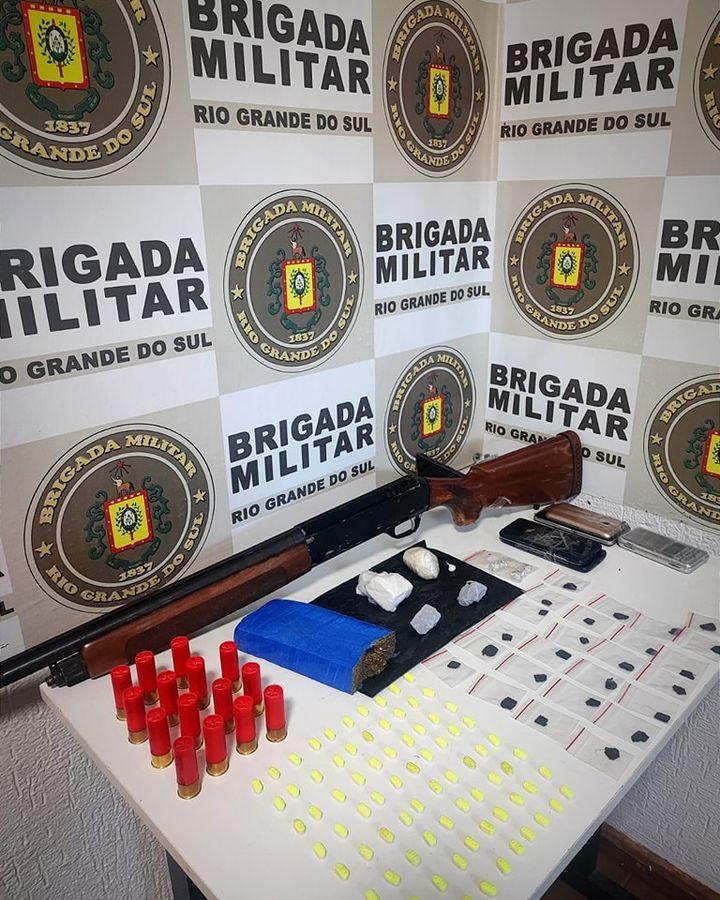 BRIGADA MILITAR PRENDE HOMEM POR TRÁFICO DE DROGAS E POSSE ILEGAL DE ARMA DE FOGO EM SERAFINA CORRÊA-RS