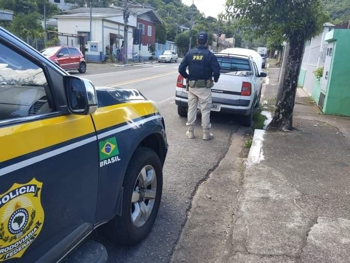 PRF prende casal de estelionatários em Caxias do Sul e recupera veículo adquirido pelo golpe do falso depósito