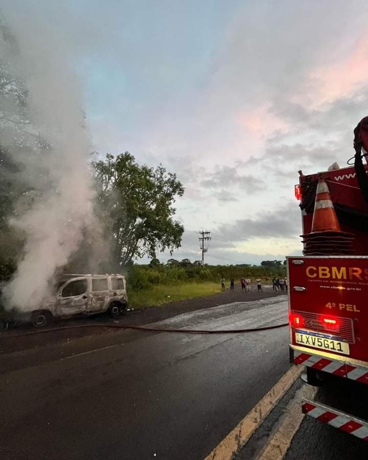 FOGO DESTRÓI VEÍCULO EM VACARIA