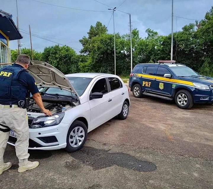 PRF prende ex-detento dirigindo carro furtado em Rio Pardo