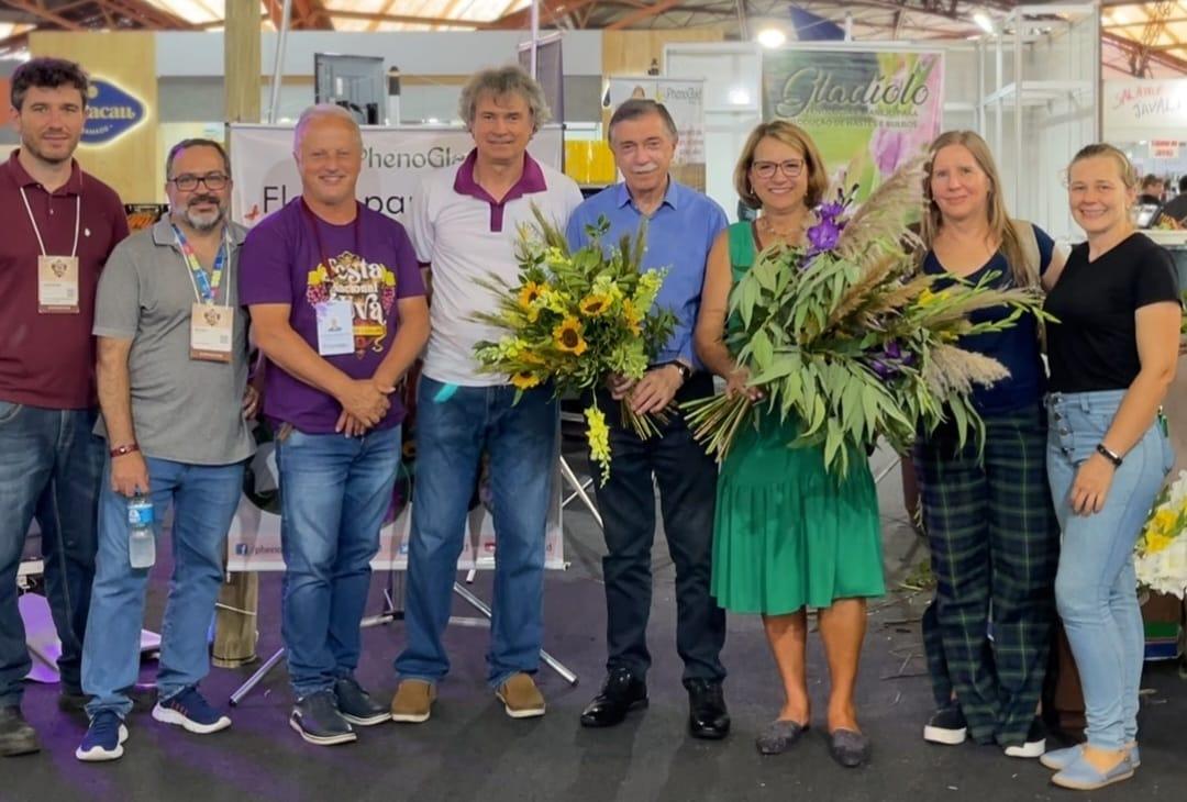 Projeto Flores para Todos desenvolve oficinas no estande da Emater/RS-Ascar na Festa da Uva