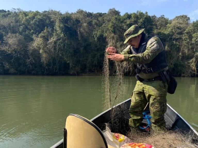 Brigada Militar apreende redes de pesca e libera peixes durante operação no Rio Pelotas