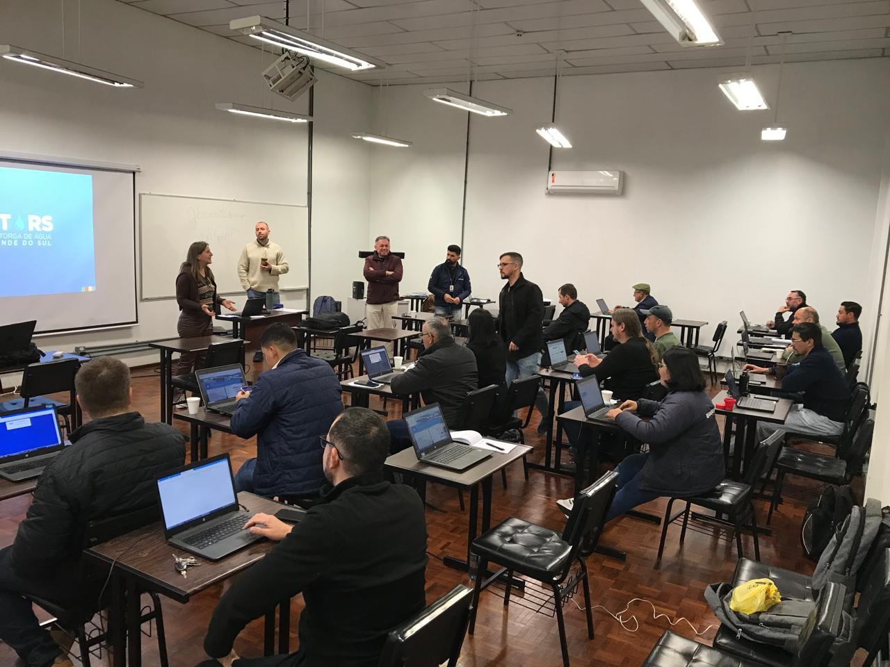 Extensionistas participam de aperfeiçoamento técnico em irrigação