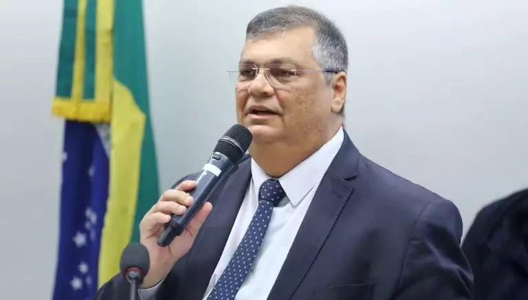 Ministro Flávio Dino suspende execução de emendas impositivas até que Congresso crie regras de transparência