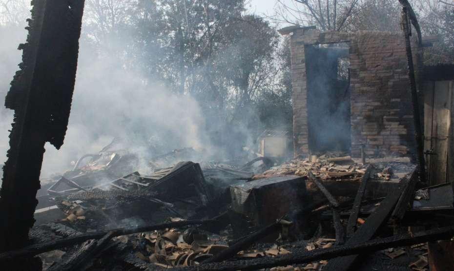 Homem põe fogo na casa do pai e fica dentro da residência, em Ibiaçá