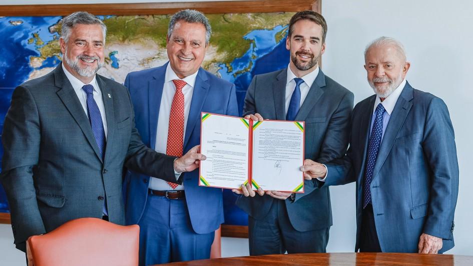 Leite participa de assinatura de portaria que institui conselho para gerir obras pós-enchentes no RS