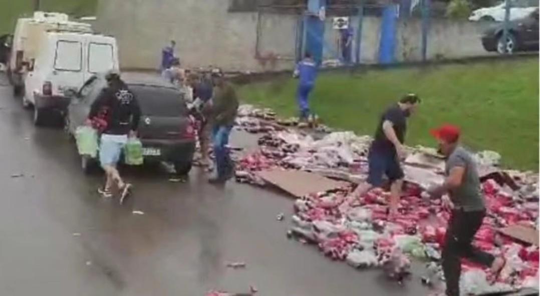 Carga de refrigerantes saqueada após queda de caminhão na BR-470 em SC