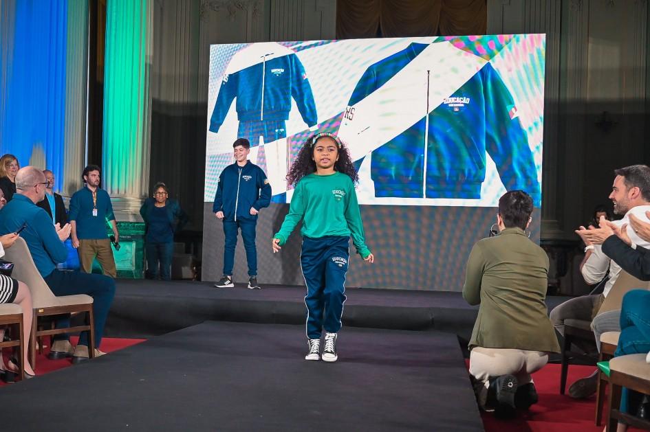 Com desfile no Palácio Piratini, Estado apresenta uniformes da Rede Estadual de Ensino