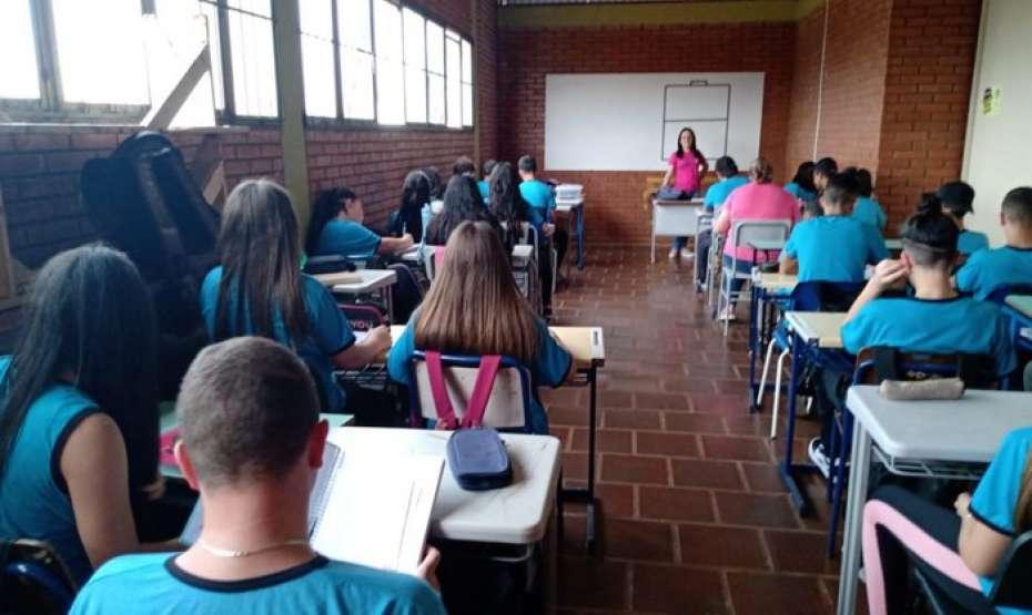 Com escola interditada há dois meses, estudantes de Barracão têm aulas em ginásio