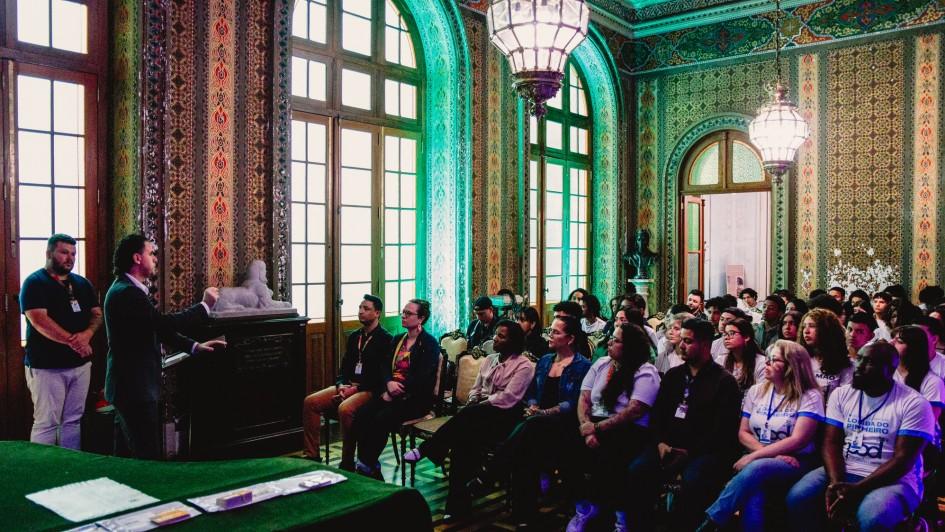 Estado entrega 62 bolsas para jovens multiplicadores dos Centros da Juventude