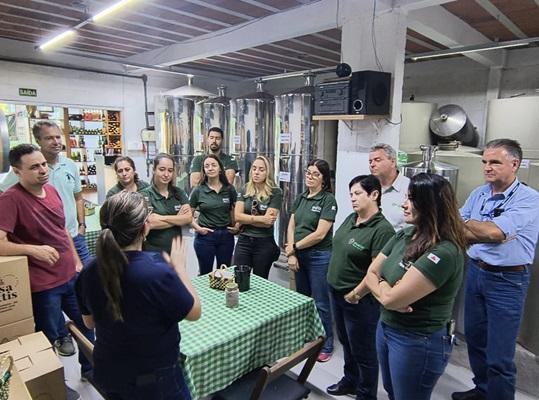 Extensionistas da Emater Minas conhecem agroindústrias familiares gaúchas