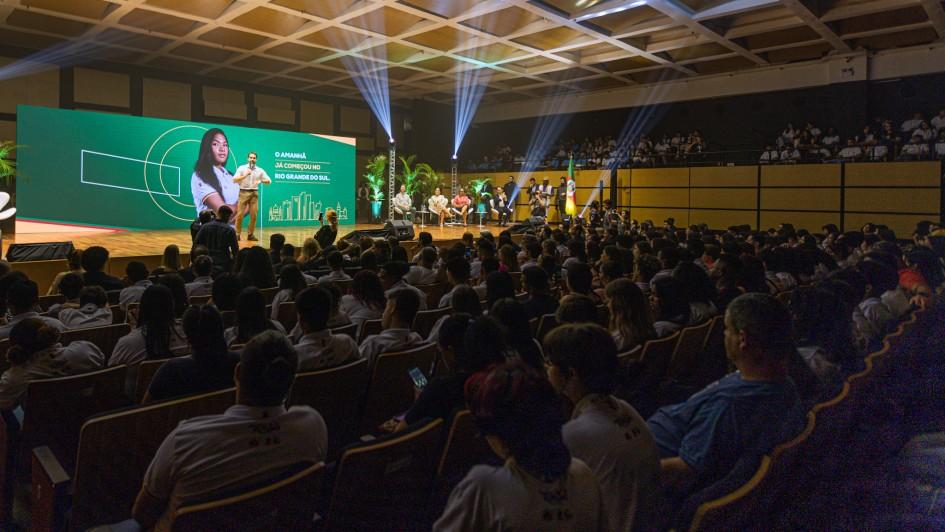 Governo promove evento de boas-vindas aos jovens aprendizes do programa Partiu Futuro Reconstrução