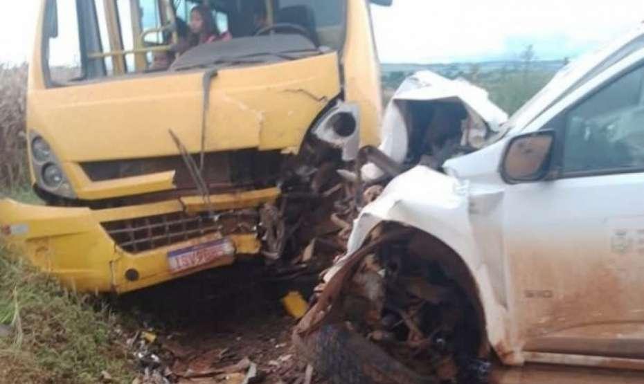 Homem morre em acidente envolvendo ônibus escolar e camionete em Muitos Capões