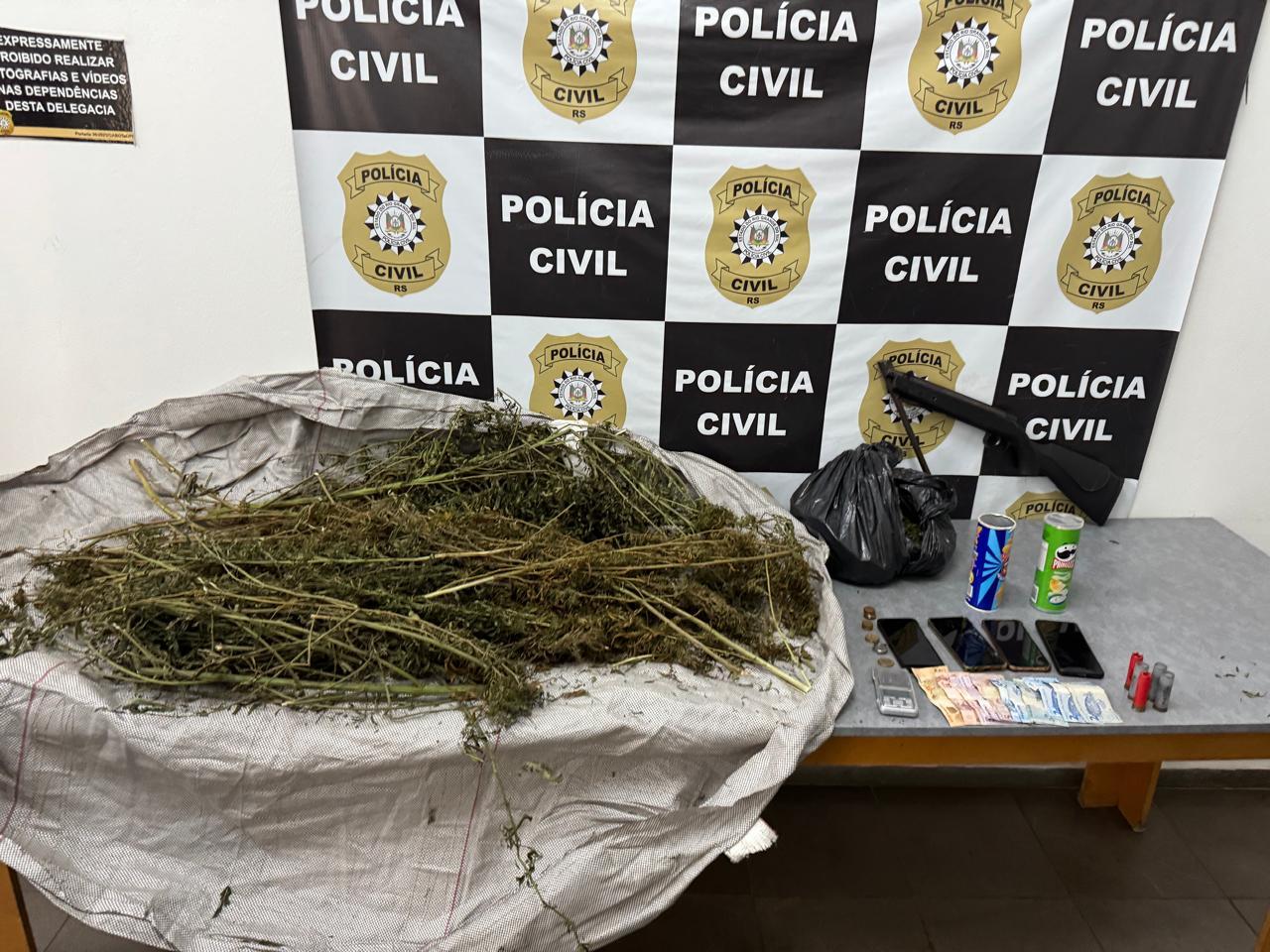 POLÍCIA CIVIL DE VACARIA PRENDE DUPLA POR TRÁFICO DE DROGAS E APREENDE ARMAS E DINHEIRO EM OPERAÇÃO NO BAIRRO BARCELOS