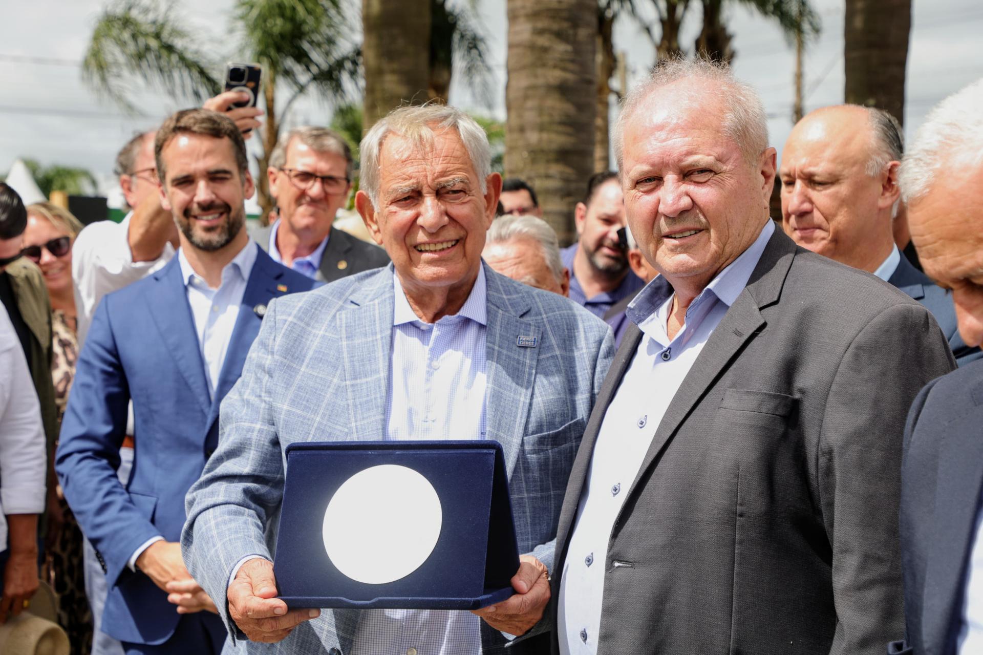 Presidente Claudio Bier é homenageado na Calçada da Fama Agro