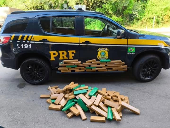 PRF PRENDE TRAFICANTE COM MAIS DE 100 QUILOS DE MACONHA, EM SANTA MARIA